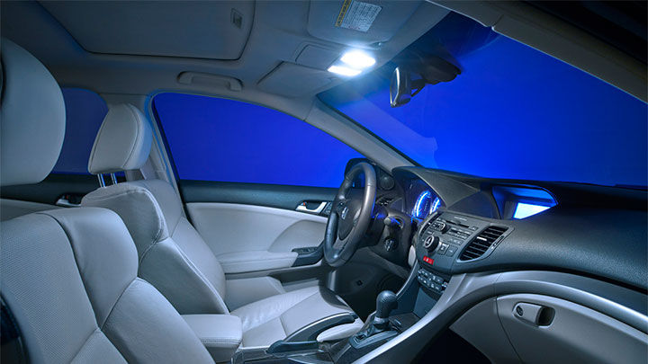 X-tremeVision LED 8 000 K inside a car
