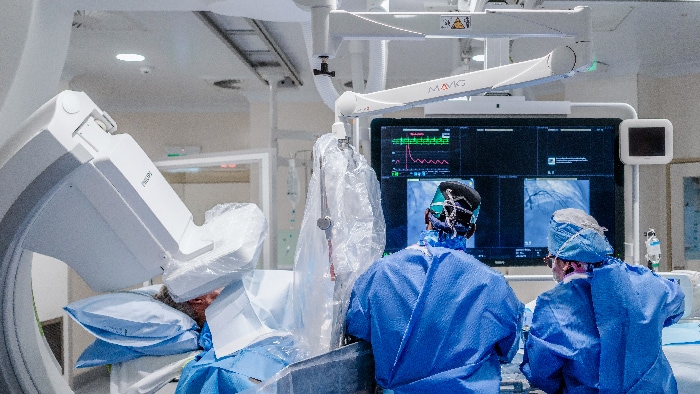 um grupo de pessoas numa sala de operações de um hospital