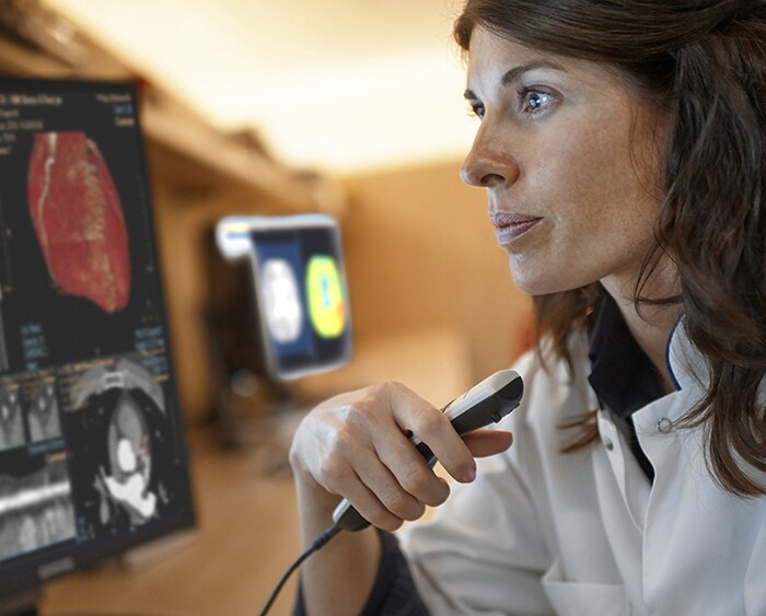 Cardiologista intervencionista olhando imagens clínicas