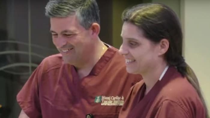 Dois médicos do Instituto Vascular Cardíaco sorriem juntos