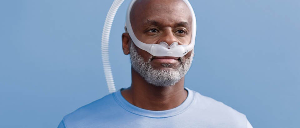 Homem com barba usando máscara