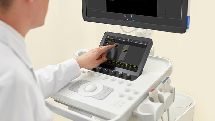 Máquina de ultrassom sendo operada