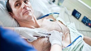 ECG leads se movem com o paciente da ambulância até a internação