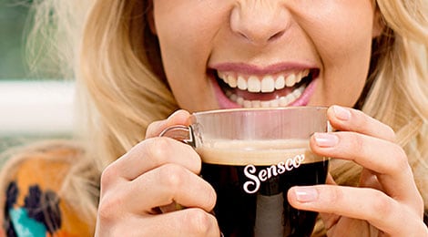 Compartilhe um momento com um amigo. A cafeteira SENSEO® pode preparar duas xícaras de café em menos de um minuto