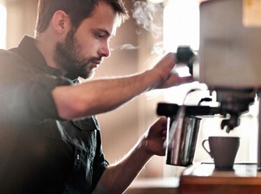 Barista fazendo café