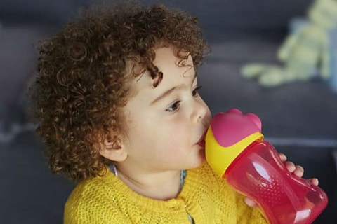 Mande ver: por que ensinar ao seu bebê a tomar dos copos para crianças é mais fácil do que parece