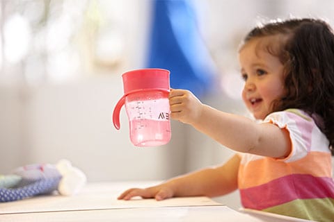 Mande ver: por que ensinar ao seu bebê a tomar dos copos para crianças é mais fácil do que parece
