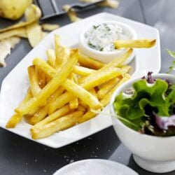 Batatas fritas com molho de iogurte