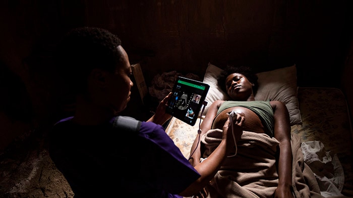 Acesso igualitário aos cuidados de saúde para mães e crianças