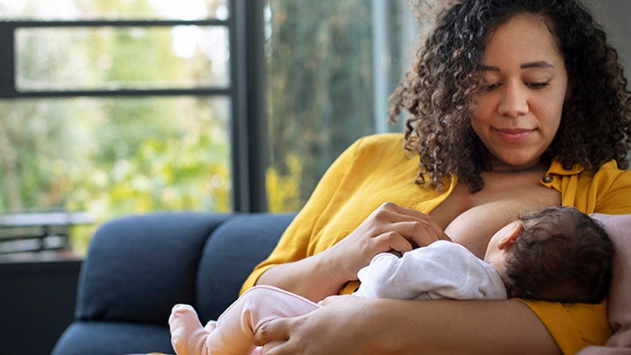 2 em cada 3 mães se sentiriam mais seguras e confortáveis   amamentando em público se fosse considerado “normal”*